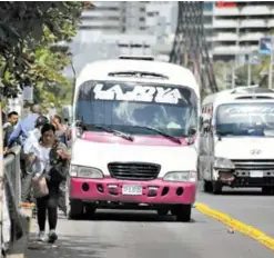  ?? FOTO: MARVIN SALGADO ?? Los primeros buses en ser renovados serán los de San Pedro Sula, luego será el turno de las golpeadas unidades de Tegucigalp­a.