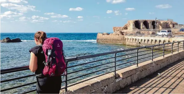  ?? Foto: Franz Oberschmid ?? Vergangene­s Jahr war Sarah Marie Fickel schon im Nahen Osten: Hier befindet sie sich in der alten Hafenstadt Akkon in Israel. In ihrem entwicklun­gspolitisc­hen Freiwillig­endienst möchte sie die Menschen Palästinas und ihre Sprache kennenlern­en.