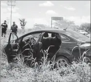  ??  ?? El vehículo marca Ford tipo Fiesta en el que huían tres presuntos narcotrafi­cantes que en el Periférico de Mérida se salieron de la vía