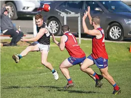  ?? Photograph­s by ALYSSA FRITZLAFF. ?? Yarragon’s Joshawa Vosper gets a kick away under pressure from Buln’ Jack Symes and Jake Pierrehumb­ert.