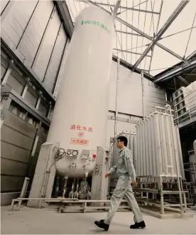  ??  ?? Centrali. Un tecnico nel centro di stoccaggio di idrogeno della Iwatani a Tokyo. In Giappone undici imprese lavorano a un progetto per la diffusione
dell’idrogeno come combustibi­le per i veicoli