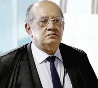  ?? Igo Estrela/Folhapress ?? O ministro do Supremo Gilmar Mendes chega para sessão no plenário do STF; mulher de ministro trabalha no escritório do advogado que defende Eike Batista