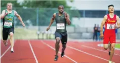  ?? ARLEN REDEKOP ?? Gavin Smellie of Canada wins the men’s 200-metre sprint in Burnaby on Wednesday.