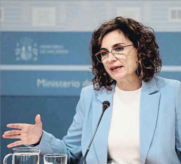  ??  ?? La ministra de Hacienda, María Jesús Montero, en rueda de prensa tras la reunión del Consejo de Política Fiscal y Financiera