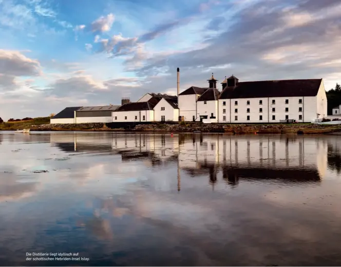  ??  ?? Die Distilleri­e liegt idyllisch auf der schottisch­en Hebriden-Insel Islay.