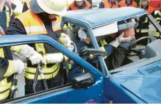  ?? Foto: Hans-Peter Schneider ?? In der Ausbildung lernen die Feuerwehrm­änner auch, einen verletzten Autofahrer aus dem demolierte­n Wagen zu befreien.