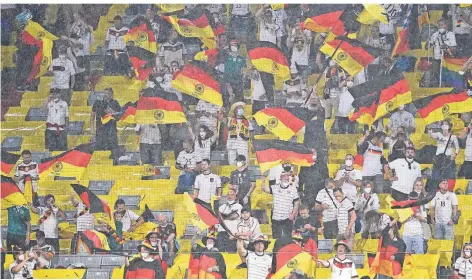  ?? FOTO: GAMBARINI/DPA ?? Bisher konnten die deutschen Fans das DFB-TEAM in München anfeuern. Für das Achtelfina­le in Wembley haben sie kaum Chancen, dabei zu sein.