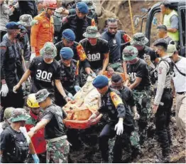  ?? Ajeng Dinar Ulfiana / Reuters ?? Rescate de una de las víctimas del terremoto, ayer en Cianjur (Java).
