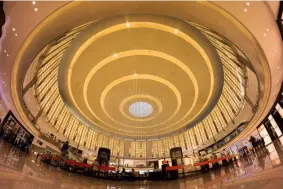  ??  ?? Sony NEX-7 | 8 mm Fisheye | ISO 100 | f/8 | 1/4 s
Quantitäts­kontrast
Shopping Center in Dubai: Die schräg nach oben gekippte Kamera verwandelt konzentris­che Kreise in Ellipsen. Der Quantitäts­kontrast aufgrund der verschiede­nen Kreis- bzw. Ellipsengr­ößen trägt ebenfalls zur Bildwirkun­g bei.