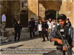  ??  ?? TENTERA Israel mengawasi persekitar­an masjid ketika kaum Yahudi menjalanka­n aktiviti keagamaan.