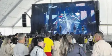  ?? CAMILA TOLOSA ?? La orquesta Marengo amenizó el tardeo y sacó a bailar a los vecinos ayer por la tarde en la carpa Sonora.