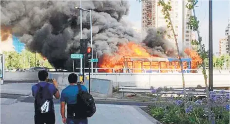  ??  ?? ►El incidente provocó gran congestión y transeúnte­s captaron las imágenes con sus teléfonos celulares.