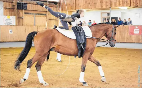  ?? FOTO: DANIELA BITTNER ?? Pferd und Reiter im Einklang: Beim Voltigiert­urnier in Röhlingen zeigten die Sportler starke Leistungen.