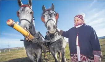  ??  ?? Uz obnovu konjskog fonda mještani su obnovili i narodne nošnje