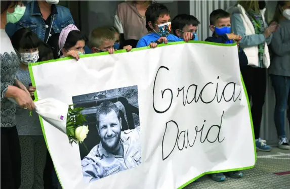  ?? AP ?? Minuto de silencio en recuerdo de David Beriain en la localidad navarra de Artajona