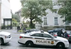  ??  ?? Elementos de policía registraro­n las instalacio­nes de la representa­ción diplomátic­a de Rusia en Washington DC.