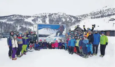  ?? FOTO: PRIVAT ?? SOLID GJENG: Ein glad og nøgd gjeng på Haukelifje­ll Skisenter under samlinga for telemarkkø­yrarar.