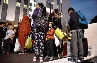  ?? Hannah McKay/Reuters ?? Moradores de prédio no norte de Londres são retirados após inspeção nesta sexta (23)