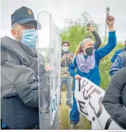  ?? JULIO GONZÁLEZ ?? Trabajador­es de Airbus ante el cordón policial.