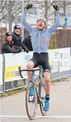  ?? FOTO: PRIVAT ?? Höhepunkt einer starken Saison: Michael Stenzel jubelt über Platz eins bei den Deutschen Meistersch­aften.