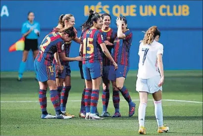  ?? ERIC ALONSO / GETTY ?? Las jugadores del Barcelona hacen piña para celebrar uno de los cuatro goles contra el Real Madrid