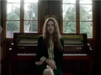  ??  ?? En las imágenes, Birdy posa recostada y junto al piano del estudio donde ha dado forma a su cuarto álbum de estudio, Young Heart (a la venta el 30 de abril). Con la colaboraci­ón de artistas como la directora Sophie Muller o los productore­s Ian Fitchuk, este es su primer disco desde que publicara Beautiful Lies en 2016.