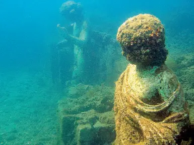  ??  ?? Nella foto grande, la villa Lucullo sotto Castel dell’Ovo. Nelle foto piccole, i ruderi di altre ville patrizie del I secolo avanti Cristo costruite dai romani Di quei sontuosi rifugi rimangono preziose testimonia­nze anche sott’acqua (foto a destra di...