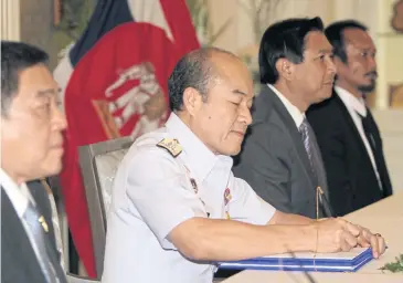  ?? Adm Na Areenij (second left), commander of the Royal Thai Navy and head of the Command Center for Combating Illegal Fishing, chairs yesterday’s signing ceremony for an agreement between the private and public sectors and NGOs to fight IUU activity.
APICH ??