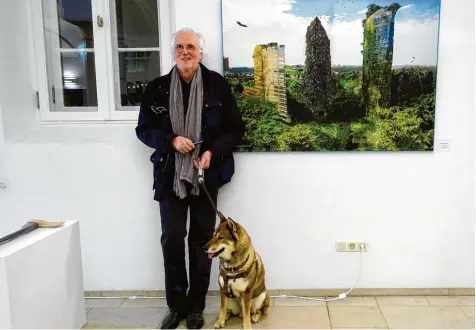  ?? Foto: Rogner ?? So kennen den Maler, Illustrato­r und Grafiker Jürgen Rogner die meisten in der Marktgemei­nde. Immer mit seinem japanische­n Hund unterwegs