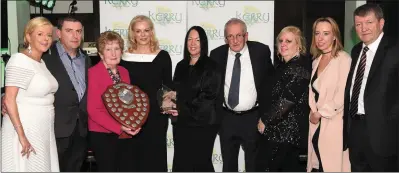  ?? Photo by Michelle Cooper Galvin ?? Helen Reidy (third from left) presenting the Denis Reidy Memorial Trophy and Charlotte Riney (fifth from left) presenting The Kerry Person of the Year Award to Liz Shanahan with (from left) Tara Cronin Secretary, Sean Moriarty Vice Chairman, Vincent Harty President Kerry Associatio­n London, Kate &amp; Helen Riney and Noel O’Sullivan Kerry Associatio­n London.