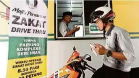  ?? (Foto hiasan) ?? Pelbagai kemudahan disediakan zakat. membantu umat Islam menunaikan