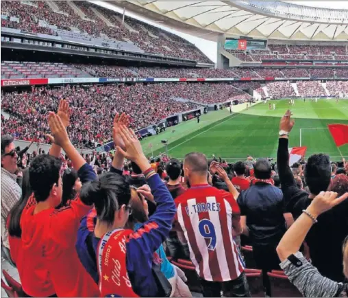  ??  ?? RÉCORD MUNDIAL EN EL WANDA. Casi lleno en el Wanda Metropolit­ano que establece un nuevo récord mundial de asistencia en un partido f