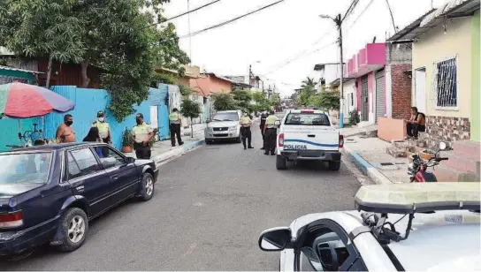  ?? JOSÉ BELTRÁN ?? kLos 15 años de un joven se celebraron en las calles del bloque 8 de Bastión Popular. Unos 50 invitados ocuparon la vía y la Policía los retiró tras una denuncia.