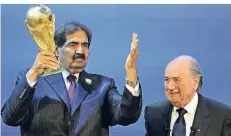  ?? FOTO: DPA ?? Der Emir von Katar und Sepp Blatter (r.) freuten sich 2010 über die Vergabe der WM 2022 in das Land auf der arabischen Halbinsel.