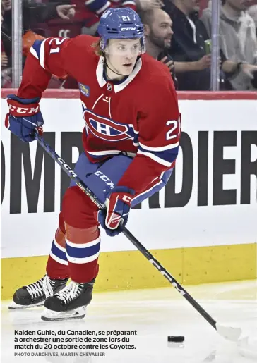  ?? PHOTO D’ARCHIVES, MARTIN CHEVALIER ?? Kaiden Guhle, du Canadien, se préparant à orchestrer une sortie de zone lors du match du 20 octobre contre les Coyotes.