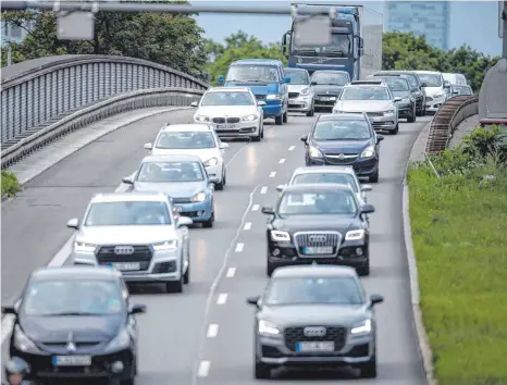  ?? ARCHIVFOTO: SINA SCHULDT/DPA ?? Im Kreis Ravensburg gibt es mehr Autos pro Kopf als in vielen anderen Regionen in Deutschlan­d.