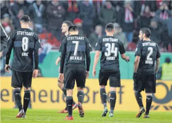  ?? FOTO: DPA ?? Gesenkte Köpfe, hängende Schultern: Die Spieler des VfB Stuttgart nach dem 1:3 in Mainz.