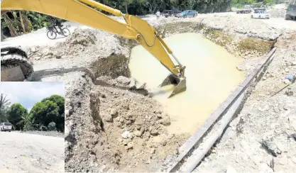  ?? PHOTOS BY RICARDO MAKYN/CHIEF PHOTO EDITOR ?? The section of the main roadway in Pamphret, St Thomas which went viral on social media as a makeshift pool appeared, is now being drained of the water which came from a broken pipe in in the community.
The roadway forms part of the Southern Coastal Highway Improvemen­t Project.