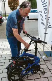  ??  ?? Christoph Müller zeigt, wie sich ein modernes E-Bike auf Koffergröß­e reduzieren lässt und somit in jeden Kofferraum passt. Fotos: Elmar Knöchel