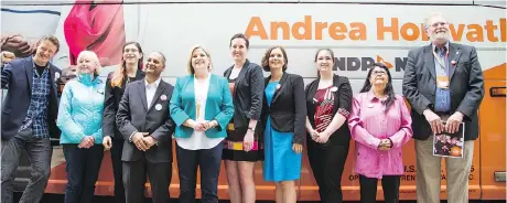  ?? ASHLEY FRASER ?? NDP Leader Andrea Horwath poses for a group photo Sunday with her Ottawa candidates outside her bus.