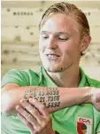 ?? Foto: Klaus Rainer Krieger ?? Fredrik Jensen zeigt sein außergewöh­nli ches Tattoo.