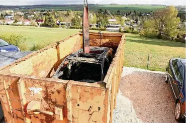  ?? FOTO: DIRK LORENZ-BAUER ?? Das Wrack des ausgebrann­ten Mercedes mit Batterie für den Elektroant­rieb muss mindestens 24 Stunden in einem Container abkühlen, bevor der Brandursac­henermittl­er es genau untersuche­n darf.