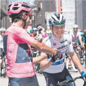  ??  ?? Bernal y Evenepoel se saludan en la salida de la décima etapa.