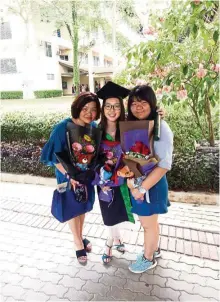  ??  ?? Shee with her mother Lee Siew Lin (left) and sister Chau Earn (right). Shee emphasised that the peaceful campus environmen­t of Nilai University helps students to thrive.
