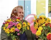  ??  ?? Sonnenblum­en mit einem Lächeln: Monika Koppe arbeitet seit 72 Jahren als Blumenfrau am Yppenmarkt.