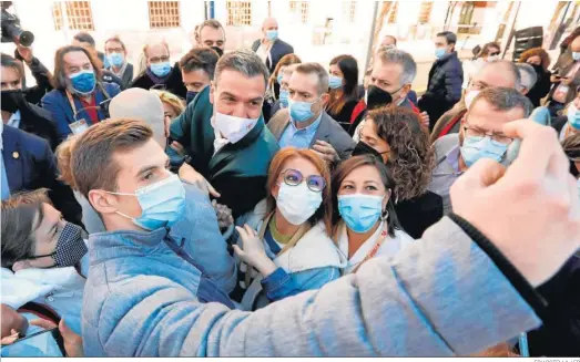  ?? EDU BOTELLA / EP ?? Pedro Sánchez se hace una foto con los simpatizan­tes socialista­s que asistieron ayer a la clausura del congreso regional del PSOE murciano.