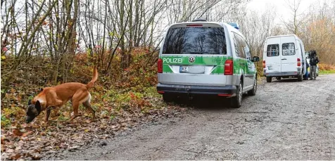  ?? Foto: Bernhard Weizenegge­r ?? Nach dem Fund einer Leiche wurden auch Polizeihun­de bei der Suchaktion nahe der B16 bei Günzburg eingesetzt.