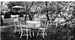  ?? ?? Entspannun­g in der Natur genossen die Grevenbroi­cher Mitte der 1930er-Jahre im Biergarten der Gaststätte Brendgen.