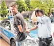  ?? FOTO: VERANSTALT­ER ?? Humor à la Martin Fromme: Mit Handschell­en haben Polizisten bei ihm ziemlich schlechte Karten.