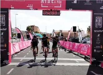  ?? JORDI DE LA FUENTE ?? Tres cicloturis­tas cruzan la línea del meta del Giro Ride Like a Pro Spain.